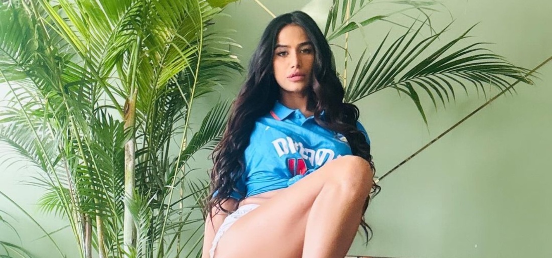 Sexy gardener - Poonam pandey